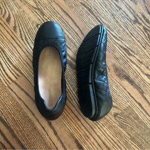 Vionic women’s size 7.5 ballet flat quilted black leather with foam arch insert